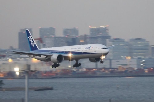 被写体検出非対応の飛行機も夜間以外は十分撮影できる ミラーレス一眼おすすめ イメージ