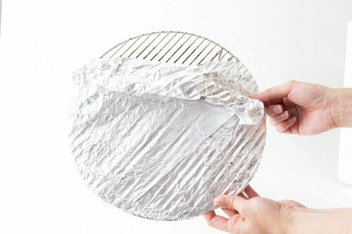 ［裏ワザ③］BBQの金網の汚れは「アルミホイル」で落ちます イメージ