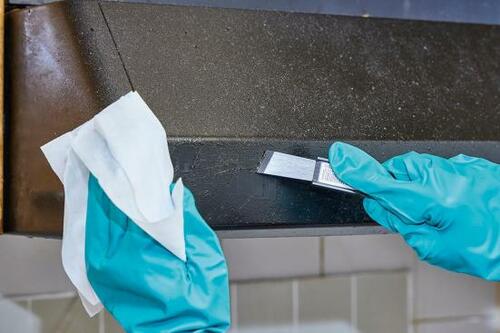 4：カバーの汚れをヘラとウェットシートで落とす イメージ