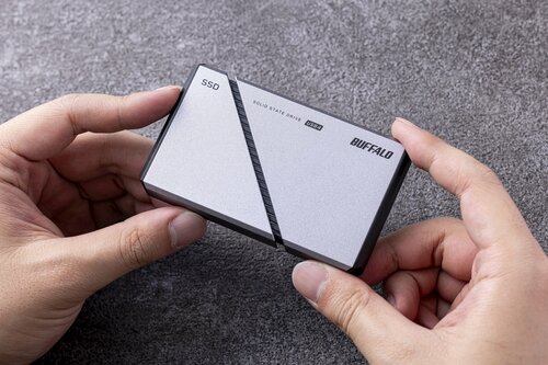 結果:ケースを広げると排熱効率がアップします 【胸ポケットに入る史上最速SSD】バッファローの最新ポータブルSSDが「新世代」過ぎた(MONOQLO)おすすめ イメージ