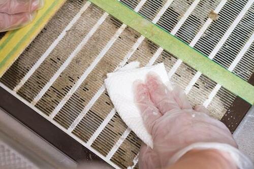 ステップ2：キッチンペーパーで拭き取る イメージ