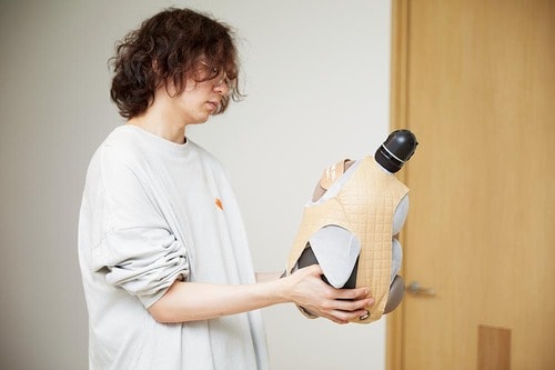 猫派の編集部員がLOVOTを飼うと……?