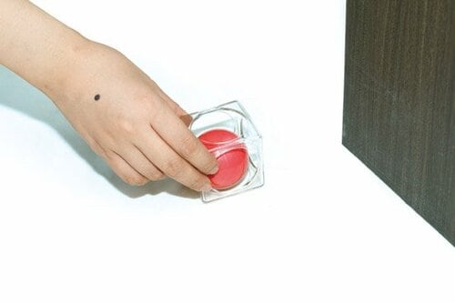 ぐいぐい差し込まなくても 置くだけで本当にドアが止まります イメージ