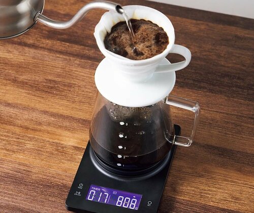 蒸らし時間も湯量も自動で計測できて楽！ コーヒースケールおすすめ イメージ