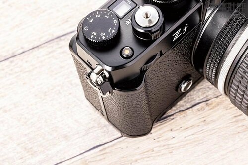 デザイン優先のためかグリップが小さいのは残念 ニコン「Zf」おすすめ イメージ