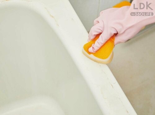 STEP2：スポンジでこすりながら洗い流す お風呂掃除用洗剤おすすめ イメージ
