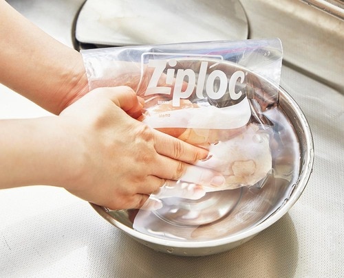 水圧を使えばピタッと密着できる! フリーザーバッグおすすめ イメージ