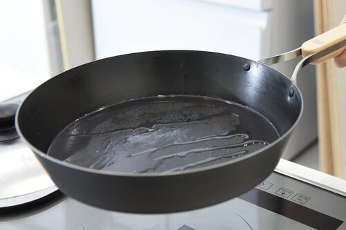 じっくりキレイに焼き上げる 和平フレイズ enzo(エンゾウ) 鉄フライパン 26cm 鉄フライパンおすすめ イメージ3