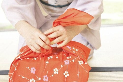 分厚い服は風呂敷包んでデッドスペースにポンと置く イメージ2