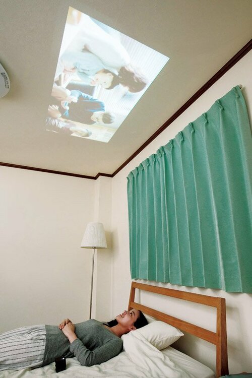 現役カメラライターがハマり中寝室が映画館になる超小型プロジェクター