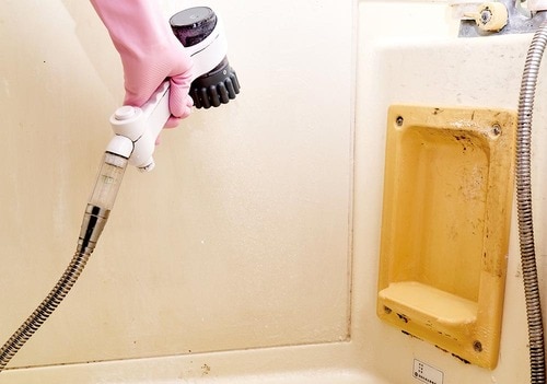 4：洗剤が残らないよう水でよく流す カビ取りスプレーおすすめ イメージ