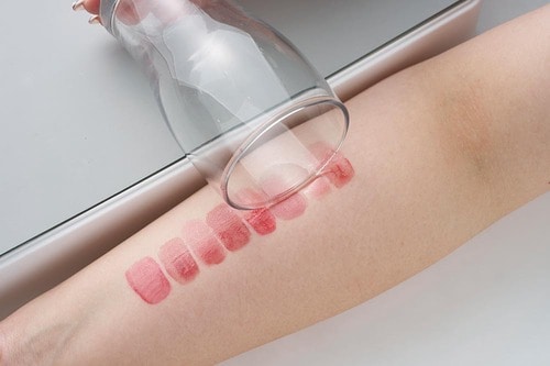 濡らしたコップを転がして、飲むときを再現 ピンクリップおすすめ イメージ2