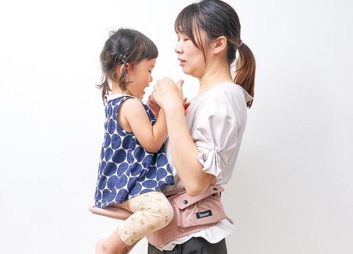 KIDS MIO「Bebefit ウエストポーチ付きヒップシート」を装着する親子