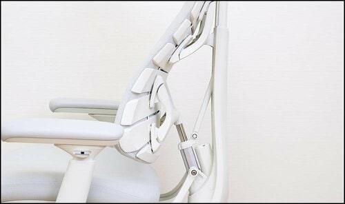 手元のボタンを押すと電動でランバーサポートを動かせる！ LiberNovo Omniおすすめ イメージ3