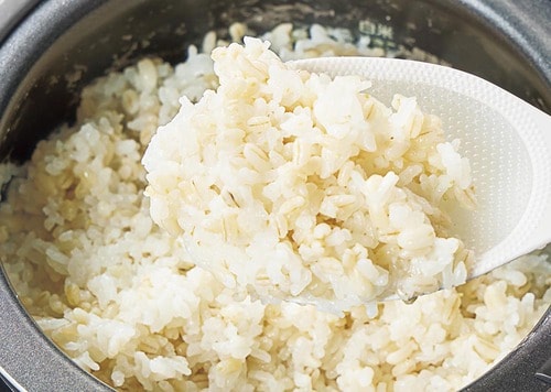 3：白米の25倍もあるもち麦の食物繊維が糖質吸収を抑制 糖質オフパスタおすすめ イメージ