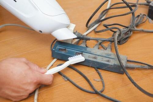 掃除ワザ2：AV機器のホコリは「掃除機＋ブラシ」の二刀流で！ イメージ4