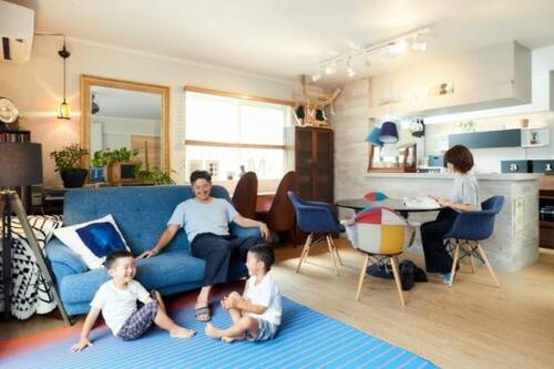 家族が家にいると、床のベタつきや油汚れが気になる…… イメージ