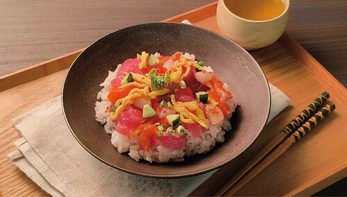 ライトに引っ張られて暖色寄りに…… 折りたたみスマホおすすめ イメージ