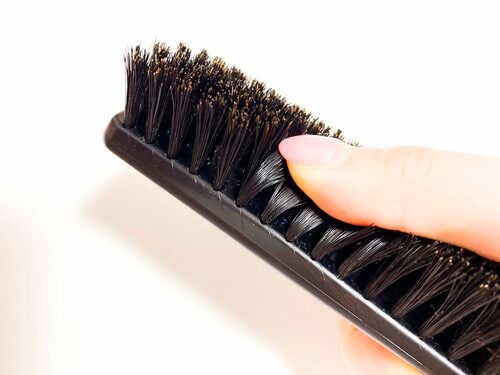 毛が柔らかく頭皮には触れない ヘアブラシおすすめ イメージ