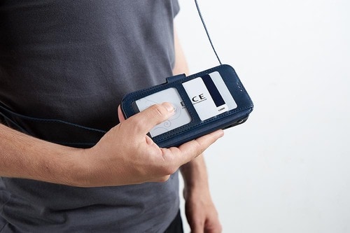 半透明の窓付きでカードが出しやすい スマホショルダーおすすめ イメージ