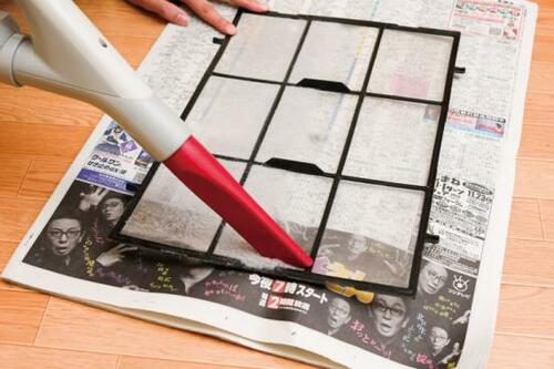 新聞紙の上にフィルターを置いたらこんな風に掃除機をかけましょう