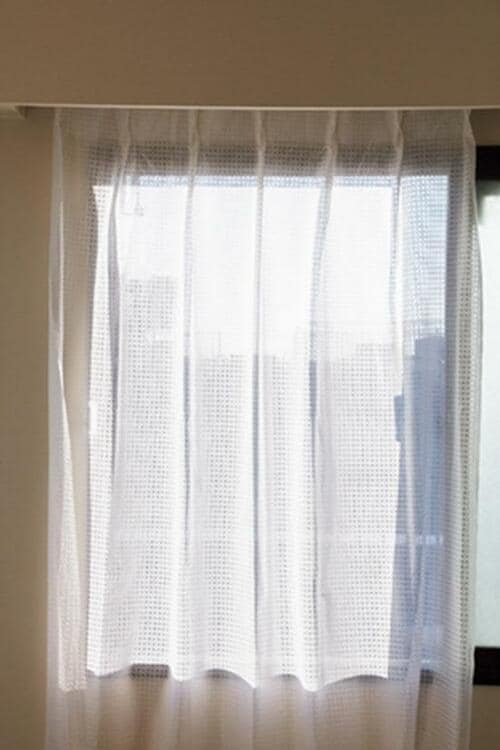 室内の明るさと外からの透け具合で選ぶ!