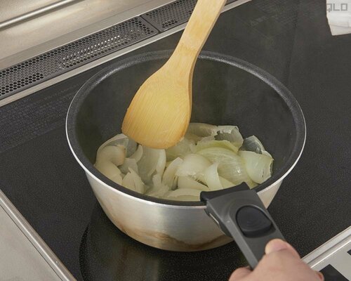 4：やわらかくなった玉ねぎを鍋などに入れてつぶす 炒め玉ねぎおすすめ イメージ