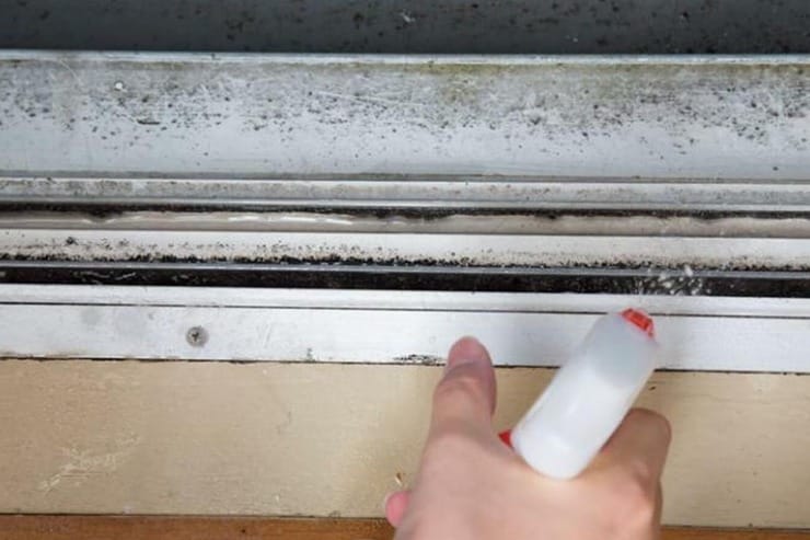 【窓サッシ掃除】“重曹にアレを足すだけ”でカビ撃退。ずるい重曹液の作り方