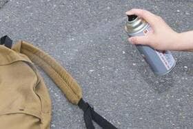 【何本あってもいいですからね】雨の日も平然としている人、靴とカバンにシューッしていました。｜Amazonブラックフライデーセール