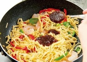 【業務スーパー】アジアン料理の素「ミーゴレンの素」がクセになる！│『LDK』と料理家が紹介