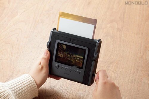くるくる回すとフィルムが出てくる インスタントカメラおすすめ イメージ