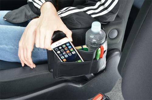 ポイント①：その名のとおりアームレストに小物置きを付けられる イメージ