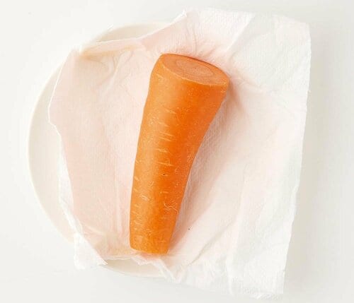 おすすめ保存①：皮むかない＋上下カット+キッチンペーパーで包む イメージ