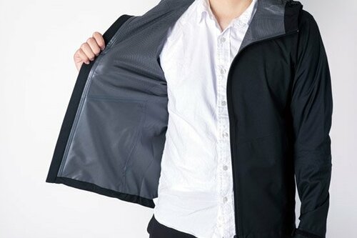 ゴアテックスは必要なし！年中使える万能「パーカ」 イメージ