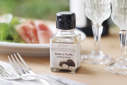 小瓶を振れば舞う黒トリュフ 「木桶醤油の黒トリュフオイル」 イメージ