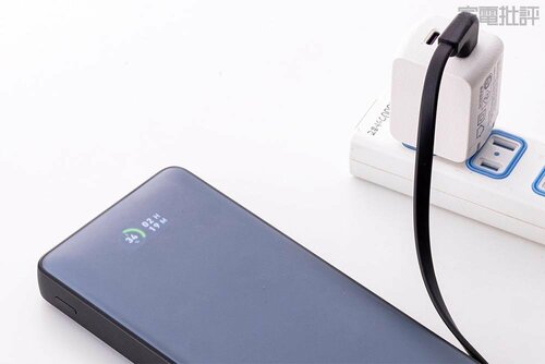 内蔵ケーブルと残量の%表示が便利すぎる! モバイルバッテリー大容量おすすめ イメージ