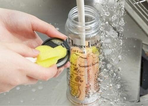 洗いにくい水筒も100均のこれ1本でピカピカに！ イメージ2