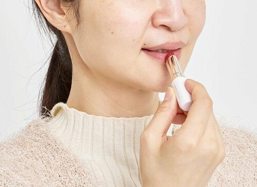 モニターが塗りやすさもチェック ローズリップおすすめ イメージ