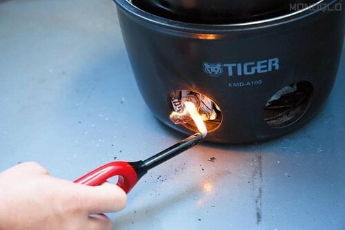 1:燃料となる新聞紙に着火して炊飯開始 かまど炊飯器おすすめ イメージ