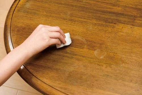 掃除ワザ3：テーブルについたコップのシミは削り落とす イメージ4