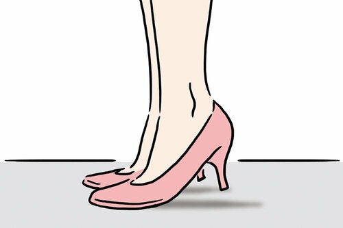 フィッティングのポイント2:つま先立ちでチェック パンプスおすすめ イメージ