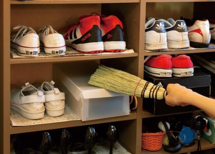 「玄関そうじ」砂ぼこりササッ。使いやすいミニホウキと無理しない掃除術