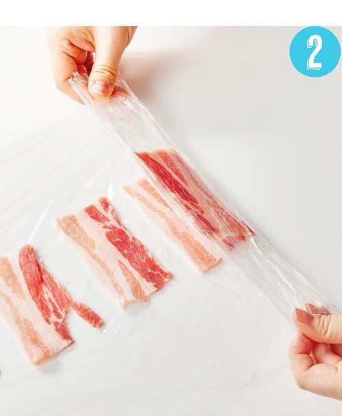 STEP2:パタパタと折りたたむ 肉の冷凍保存方法おすすめ イメージ