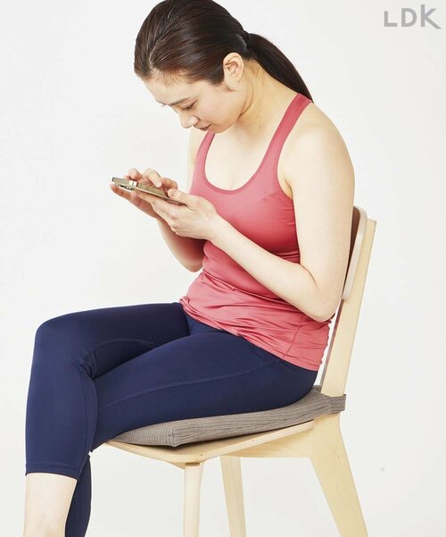 スマホ首になると老け見えも ネックストレッチピローおすすめ イメージ