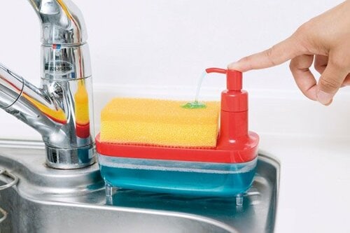 片手で洗剤をつけられる！ キッチンの省スペース化に最適 イメージ3