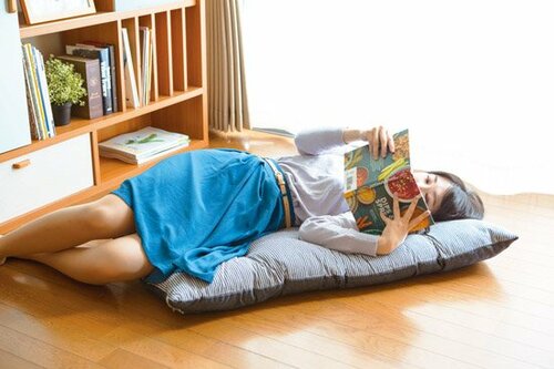 ごろ寝用にはサイズ感がいまいち 床の硬さも気になります イメージ