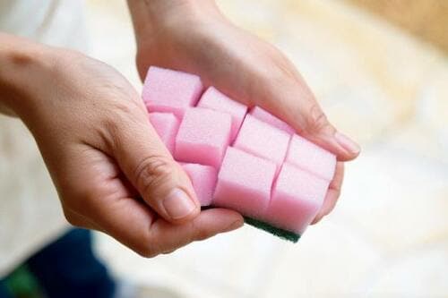 掃除ワザ6：切れ込みを入れた「スポンジ」で角までスッキリ イメージ