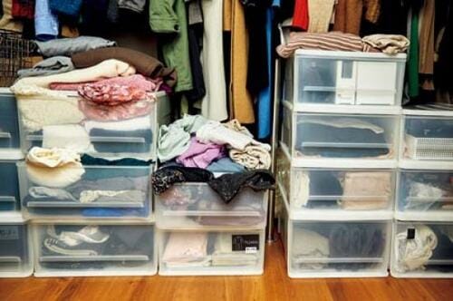 クローゼットから溢れ出た服は衣装ケースでラクに片付く 衣装ケースおすすめ イメージ