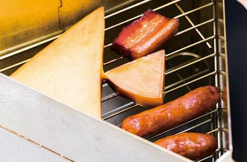 キャンプで燻製に挑戦したいでも、いろいろと大変そうで… イメージ