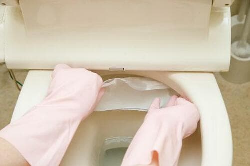 STEP2：トイレットペーパーをフチ裏に貼る イメージ